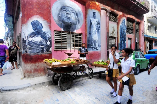 kimliği belirsiz kız öğrenciler okul üniforması sre st üzerinde yürüyüş içinde