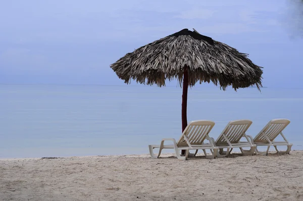 Empty tropical beach deck chairs on sugar-white sand and wooden — Stock Photo, Image