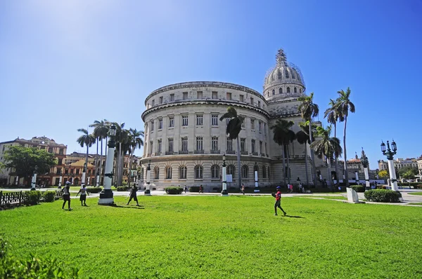 Landschapsmening van het Capitool gebouw (el capitolio) in havana — Stockfoto