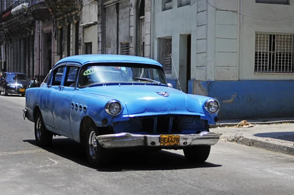 Havana sokaklarını klasik eski Amerikan araç — Stok fotoğraf