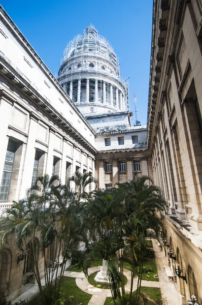 Kuppel und Innenhof von el capitolio, havana, kuba — Stockfoto