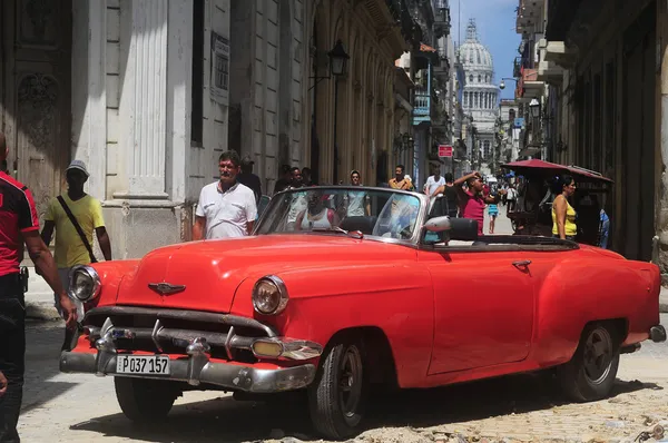 Kırmızı eski Amerikan araba Eski Havana'da ham sokak — Stok fotoğraf