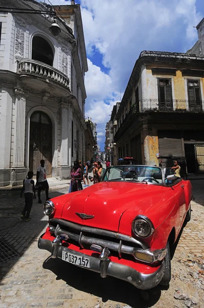 Carro americano velho vermelho na rua crua em Havana velha — Fotografia de Stock