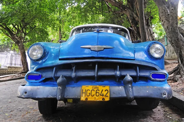 Classic old American car on the streets of Havana — Stock Photo, Image