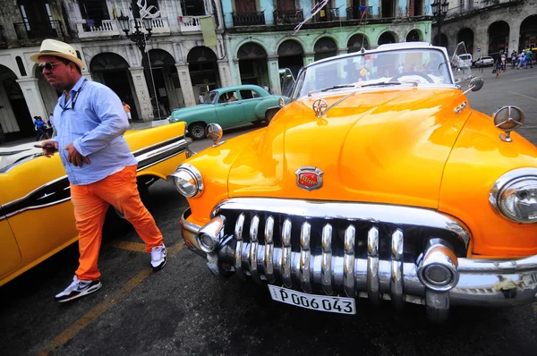 Carro renovado de luxo em frente ao hotel — Fotografia de Stock