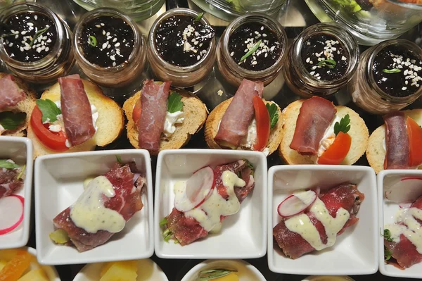 Comida de dedo em pequenas placas brancas - bufê de comida — Fotografia de Stock