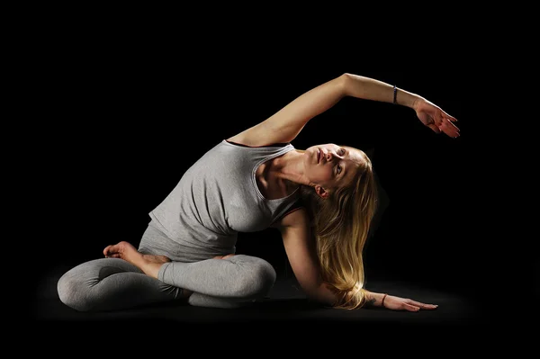 Mulher bonita em grande forma praticando ioga — Fotografia de Stock