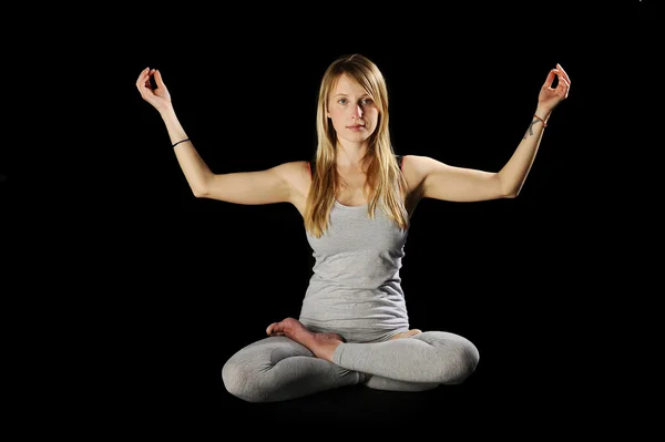 Bella giovane donna in grande forma praticare yoga — Foto Stock