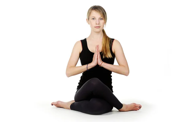 Hermosa joven en gran forma practicando yoga —  Fotos de Stock