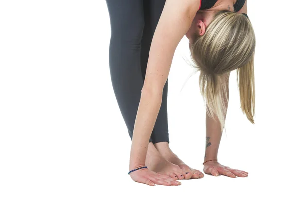 Vacker ung kvinna i fin form utövar yoga — Stockfoto