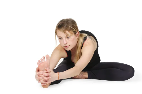 Bella giovane donna in grande forma praticare yoga — Foto Stock