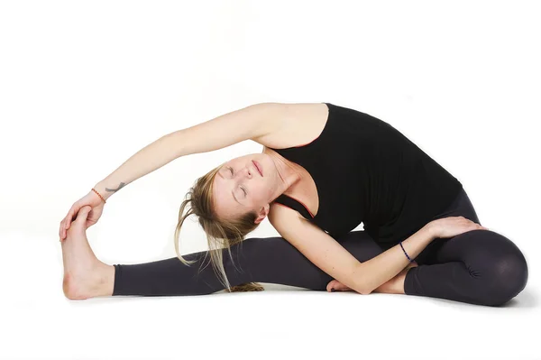 Vacker ung kvinna i fin form utövar yoga — Stockfoto