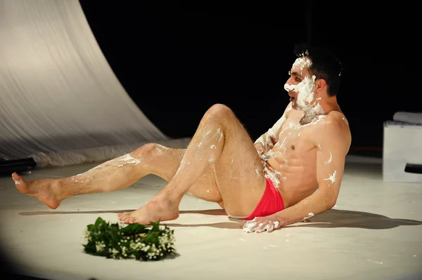 Homme dans la mousse pour se raser sur tout le corps — Photo