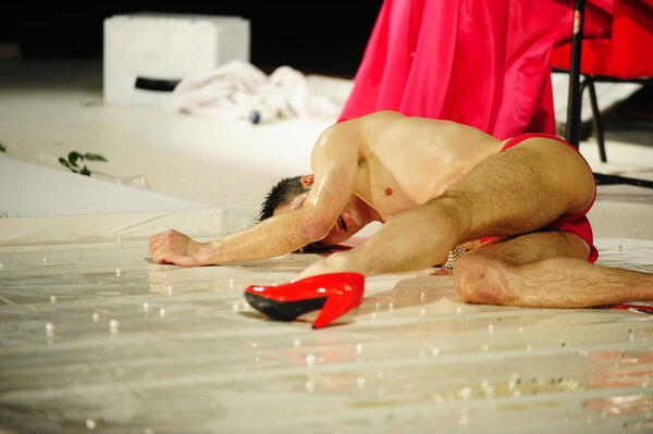 Мужчина на высоких каблуках ведет себя как женщина
