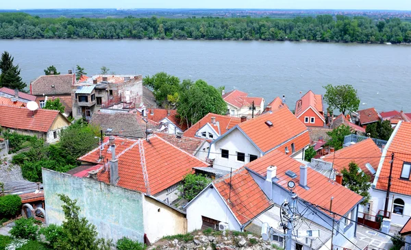Telhados de edifícios antigos em Zemun parte de Belgrado, Sérvia — Fotografia de Stock