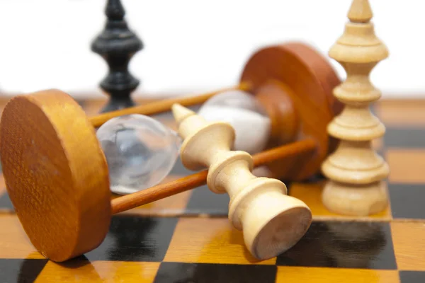 Chess figures and sand-glass — Stock Photo, Image