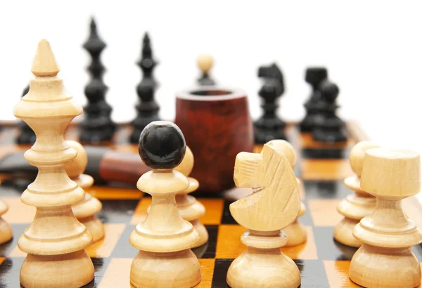 Figuras de ajedrez con vidrio de arena y pipa humeante —  Fotos de Stock
