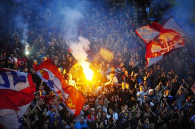  Futbol ya da futbol taraftarları piroteknik kullanma