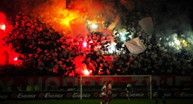  Futbol ya da futbol taraftarları piroteknik kullanma