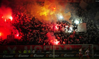  Futbol ya da futbol taraftarları piroteknik kullanma