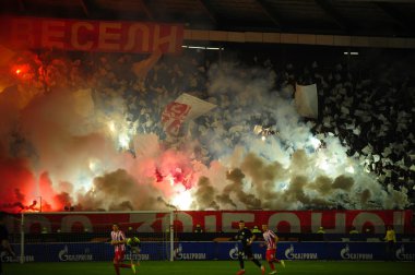  Futbol ya da futbol taraftarları piroteknik kullanma