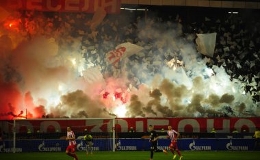  Futbol ya da futbol taraftarları piroteknik kullanma