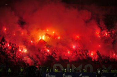  Futbol ya da futbol taraftarları piroteknik kullanma