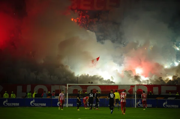 Foci, vagy futball rajongók pirotechnikai eszközök használata — Stock Fotó