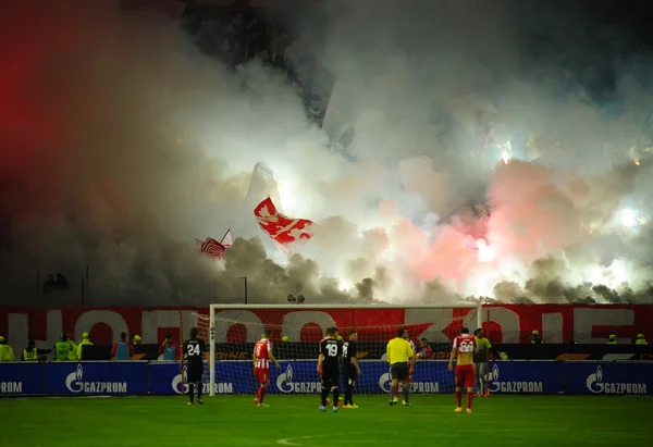 Voetbal of de voetbal fans met behulp van vuurwerk — Stockfoto