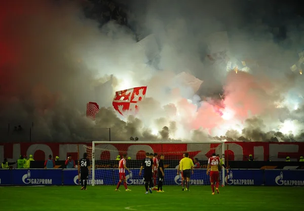 Fanów piłki nożnej i piłki nożnej, za pomocą środków pirotechnicznych — Zdjęcie stockowe