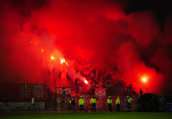 Voetbal of de voetbal fans met behulp van vuurwerk — Stockfoto