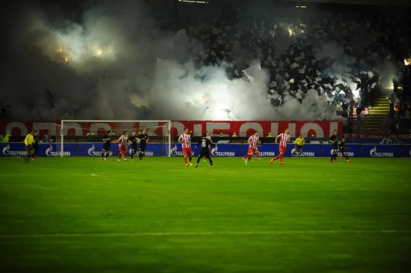 Voetbal of de voetbal fans met behulp van vuurwerk — Stockfoto