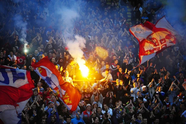 Fans de football ou de football utilisant la pyrotechnie — Photo