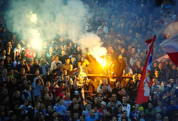  Futbol ya da futbol taraftarları piroteknik kullanma