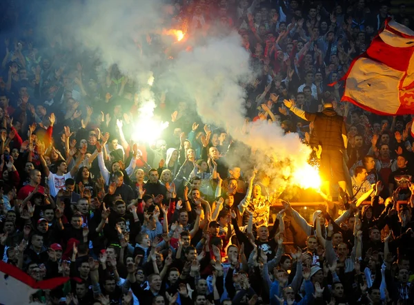  Futbol ya da futbol taraftarları piroteknik kullanma