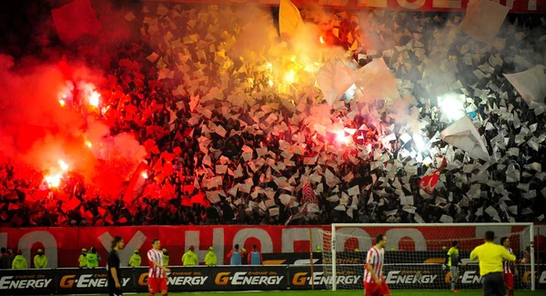 Fans de football ou de football utilisant la pyrotechnie — Photo