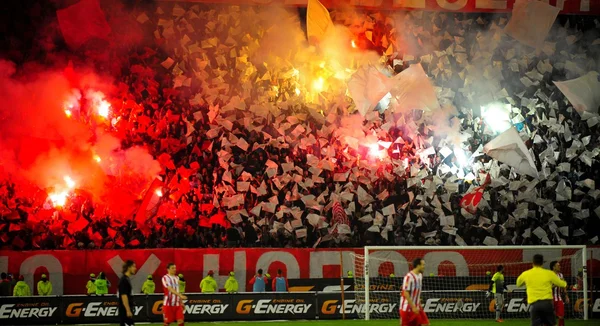 Fútbol o aficionados al fútbol utilizando pirotecnia —  Fotos de Stock