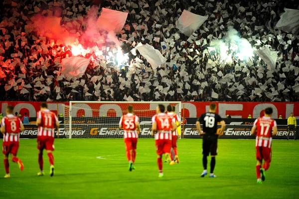 Fotbal nebo fotbalové fanoušky pyrotechnických efektů — Stock fotografie