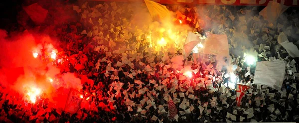 Fußballfans mit Pyrotechnik — Stockfoto