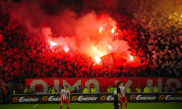 Fans de football ou de football utilisant la pyrotechnie — Photo