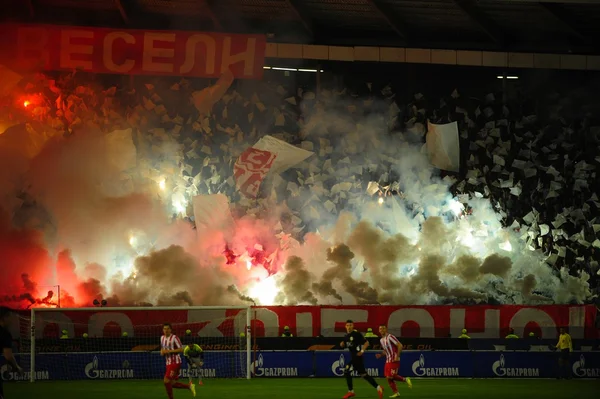 Foci, vagy futball rajongók pirotechnikai eszközök használata — Stock Fotó