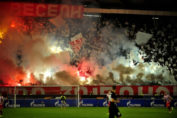 Fans de football ou de football utilisant la pyrotechnie — Photo