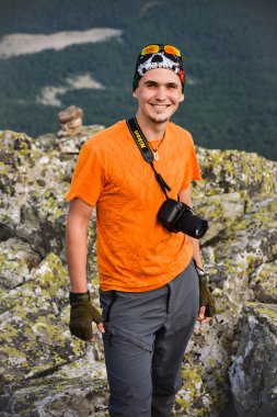 dağın tepesinde yakışıklı delikanlı