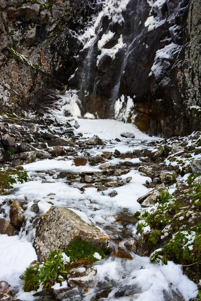 Vattenfall i bergen — Stockfoto