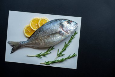 Limon ve biberiyeli taze dorado balığı. Deniz balığı üst görünümü.