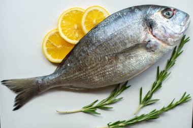 Biberiye ve limonlu taze dorado balığı. Deniz balığı üst görünümü.