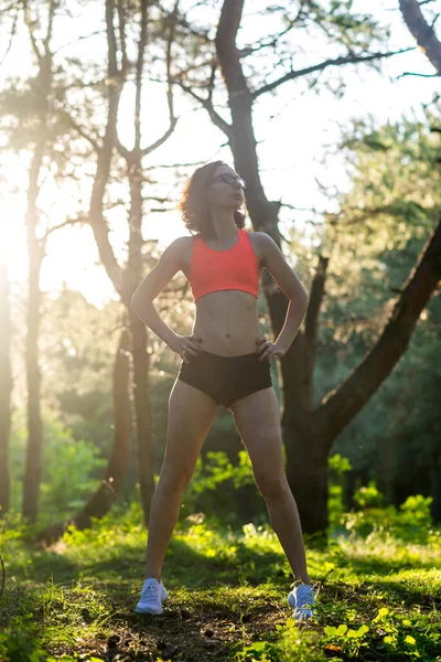 Eine Schlanke Junge Frau Sporttop Und Kurzen Hosen Aktiver Lebensstil — Stockfoto