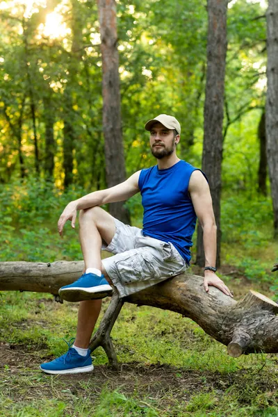 Genç Sakallı Adam Ormanda Bir Kütüğün Üzerinde Dinleniyor Yaz Tatili — Stok fotoğraf