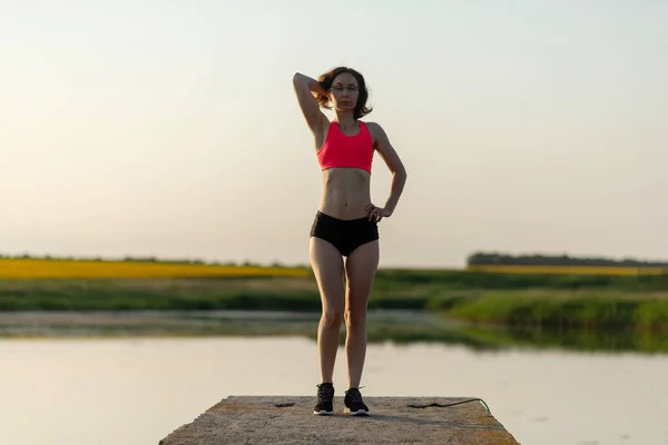 Spor Tişörtlü Açık Havada Şort Giyen Ince Bir Genç Kadın — Stok fotoğraf