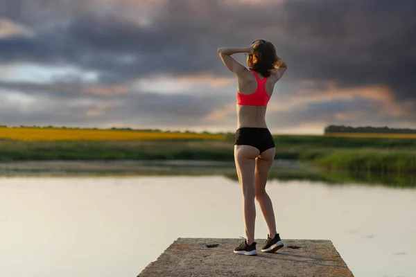 Mulher Jovem Esbelta Top Esportes Shorts Visão Traseira Com Espaço — Fotografia de Stock